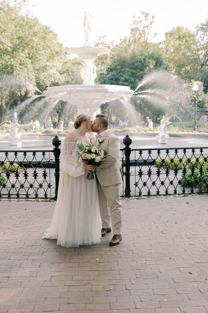 A Classic Spring Wedding at Forsyth Park Filled With Romance and Southern Charm