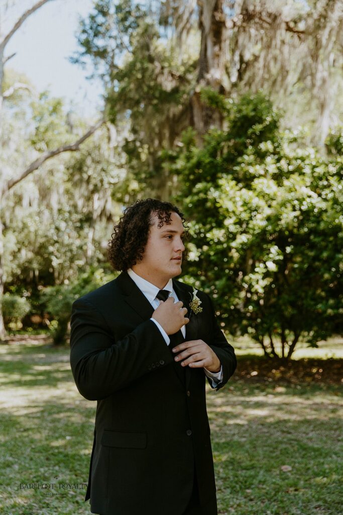 portrait of the groom before heading to the ceremony