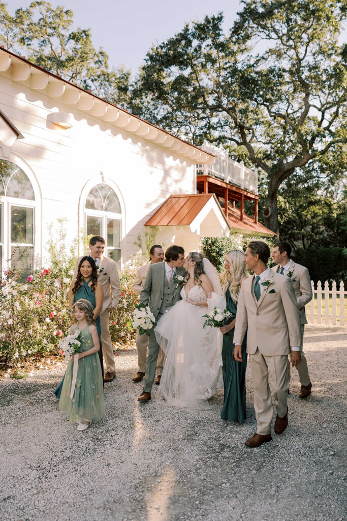 portrait of the newlyweds with their bridal parties