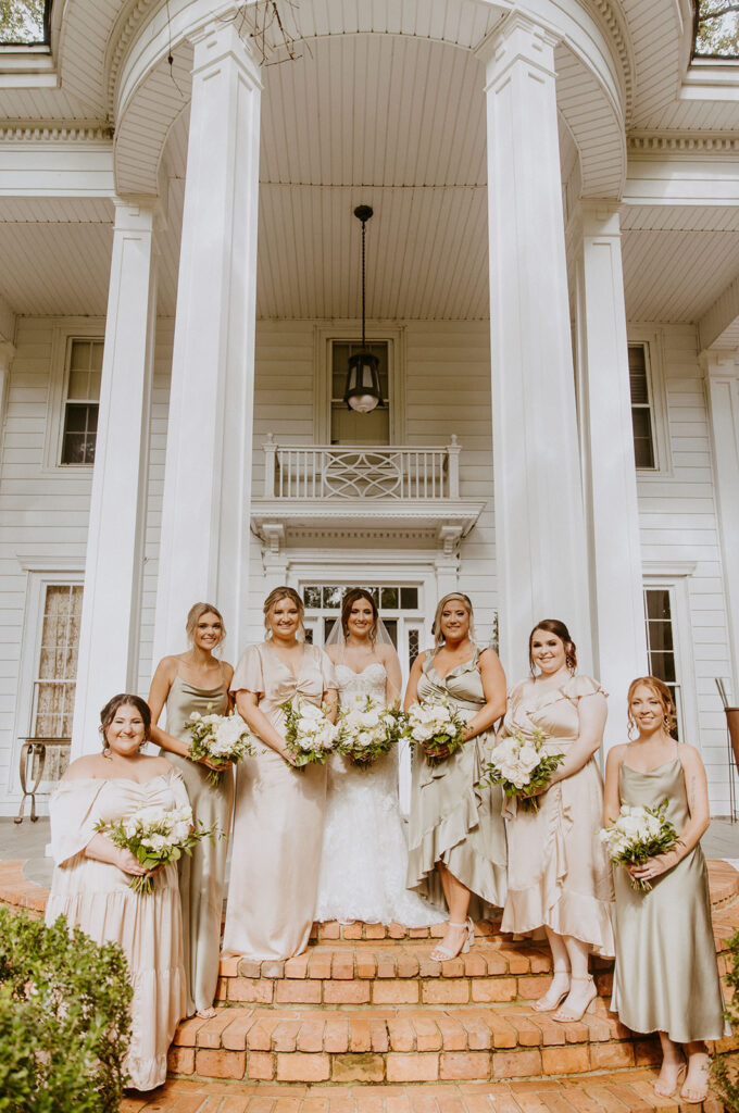 A Complete Guide to Wedding Party Photos: From Classic Poses to Candid Moments