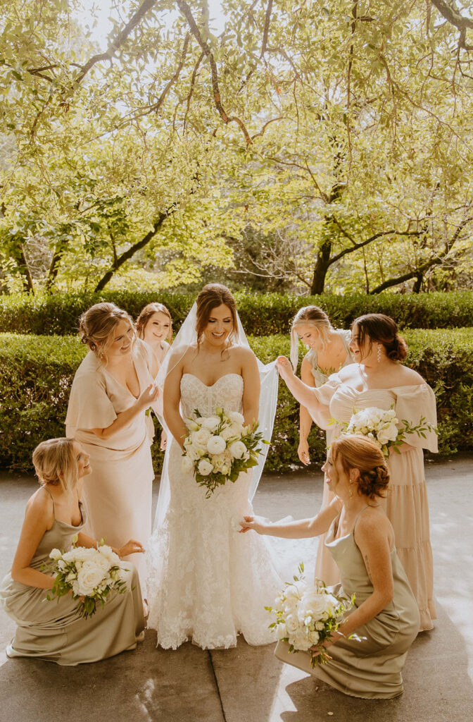 Cute picture of the bride and her bridesmaids
