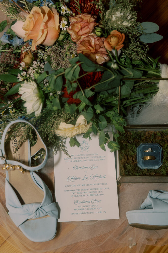 Beautiful picture of the wedding bouquet and the wedding rings