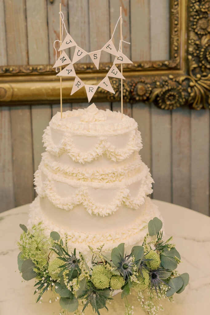 portrait of the wedding cake