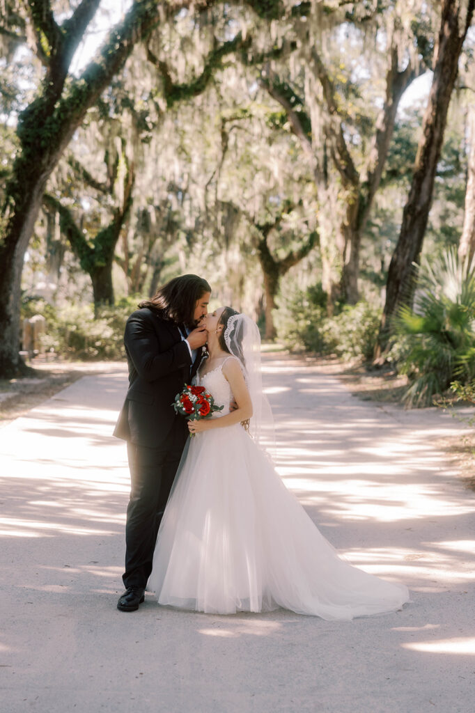 Cute picture of the bride and groom, kissing