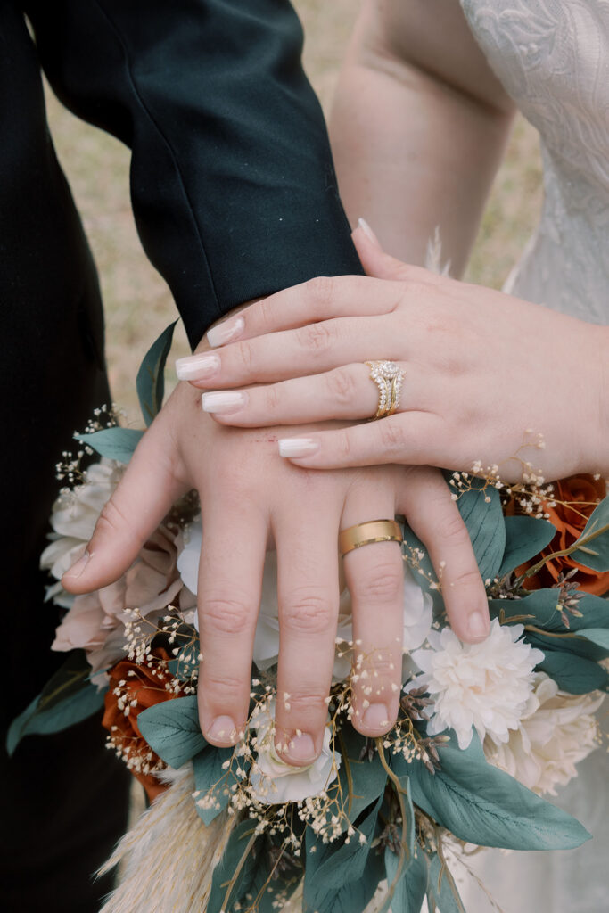 stunning picture of the wedding rings
