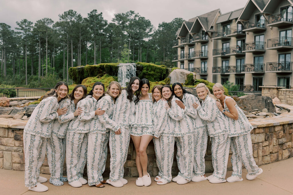 cute picture of the bride and her bridesmaids
