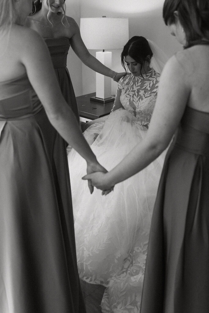 cute picture of the bride and her bridesmaids