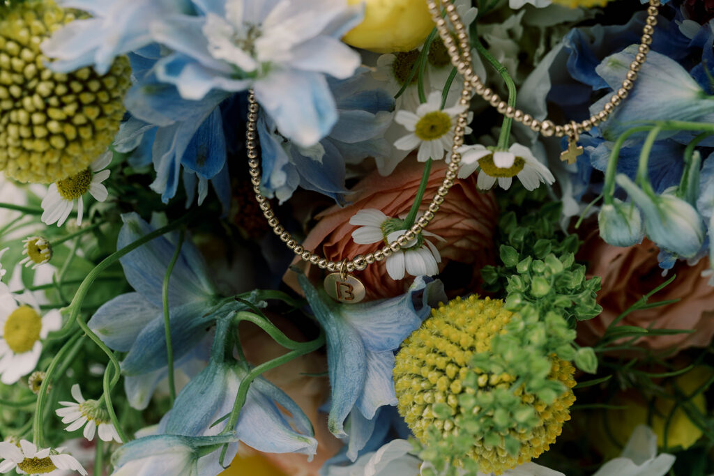 stunning picture of the wedding rings