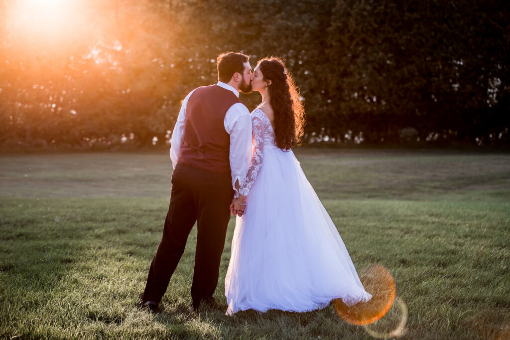 Cute picture of the bride and groom, kissing