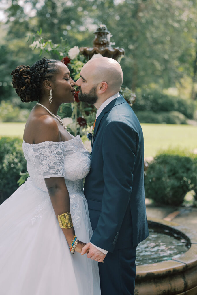 Cute picture of the bride and groom, kissing